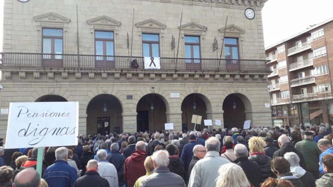 El colectivo de pensionistas se concentra en Irun, en la Plaza San Juan, frente a la casa consistorial. 