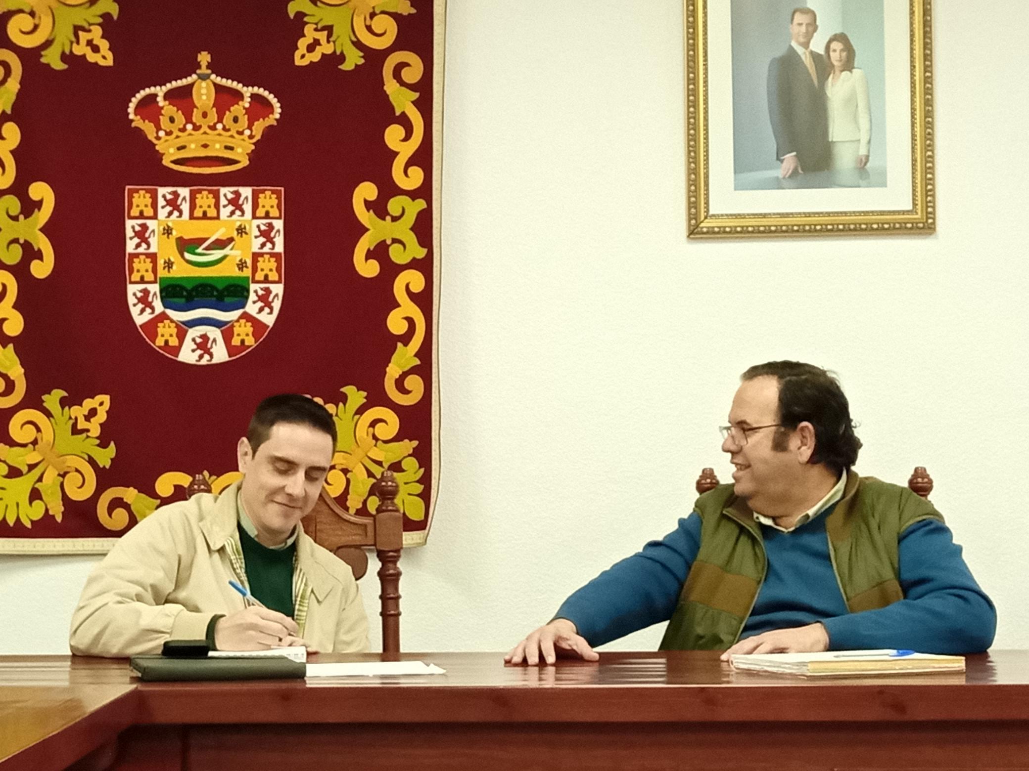 Jaime Espinar y Alejandro López, durante la firma del contrato