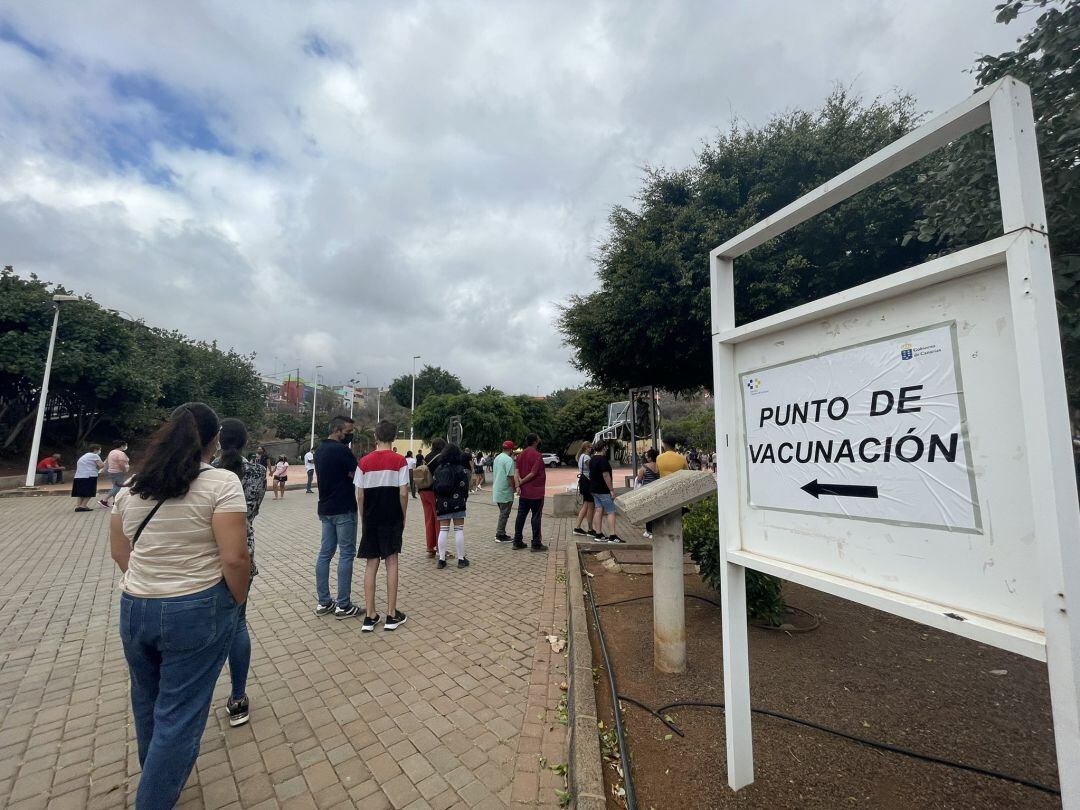 Adolescentes esperando para vacunarse en un centro de vacunación masiva en Gran Canaria