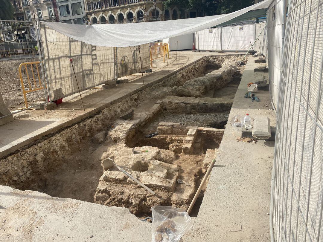 Restos arqueológicos encontrados durante las obras de peatonalización de la plaza de la Reina de València