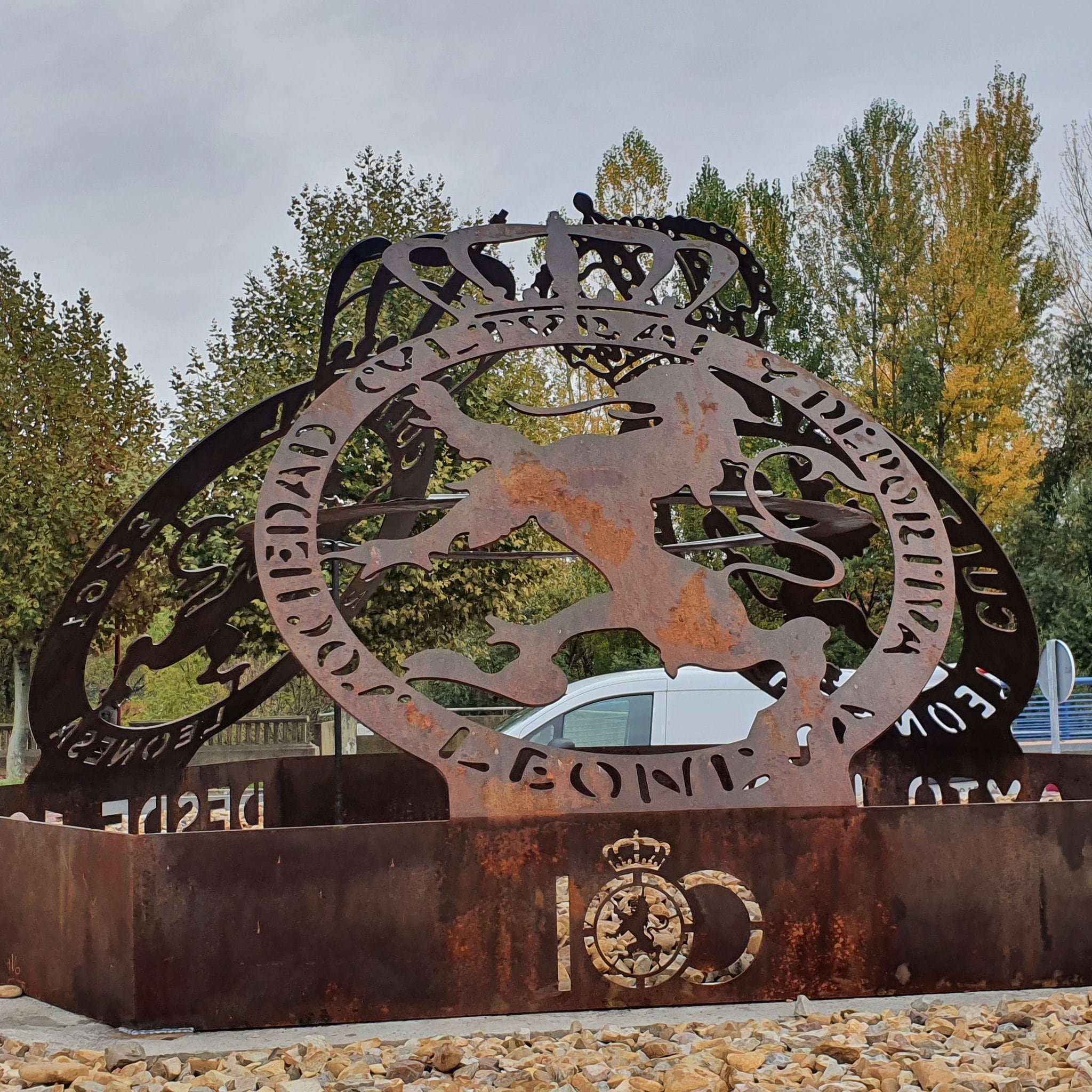 Escultura en la glorieta próxima al estadio que rinde homenaje a la Cultural