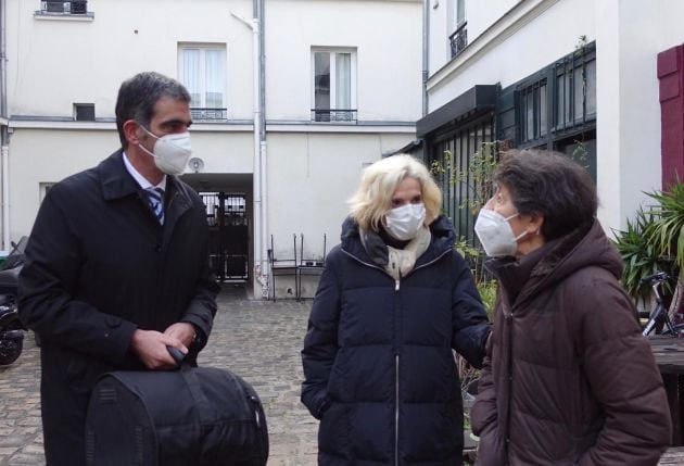 El alcalde de San Sebastián, Eneko Goia, este domingo haciéndole entrega a Esther Ferrer del Tambor de Oro junto a la directora de Tabakalera, Edurne Ormazabal