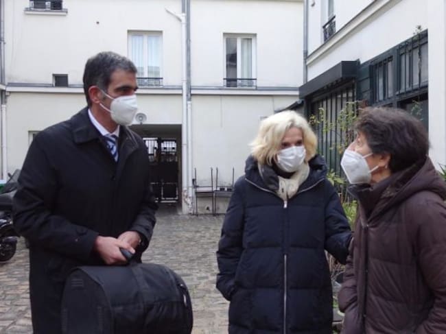 El alcalde de San Sebastián, Eneko Goia, este domingo haciéndole entrega a Esther Ferrer del Tambor de Oro junto a la directora de Tabakalera, Edurne Ormazabal