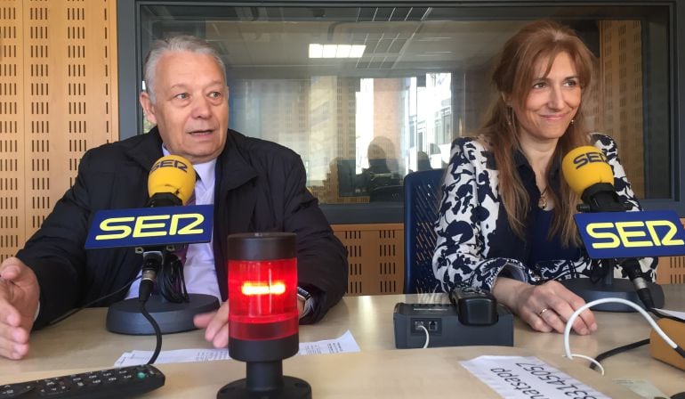 Manuel Álvarez, presidente de ASPRONA, y María Eugenia del Olmo, responsable de la Fundación Personas, en los estudios de Radio Valladolid