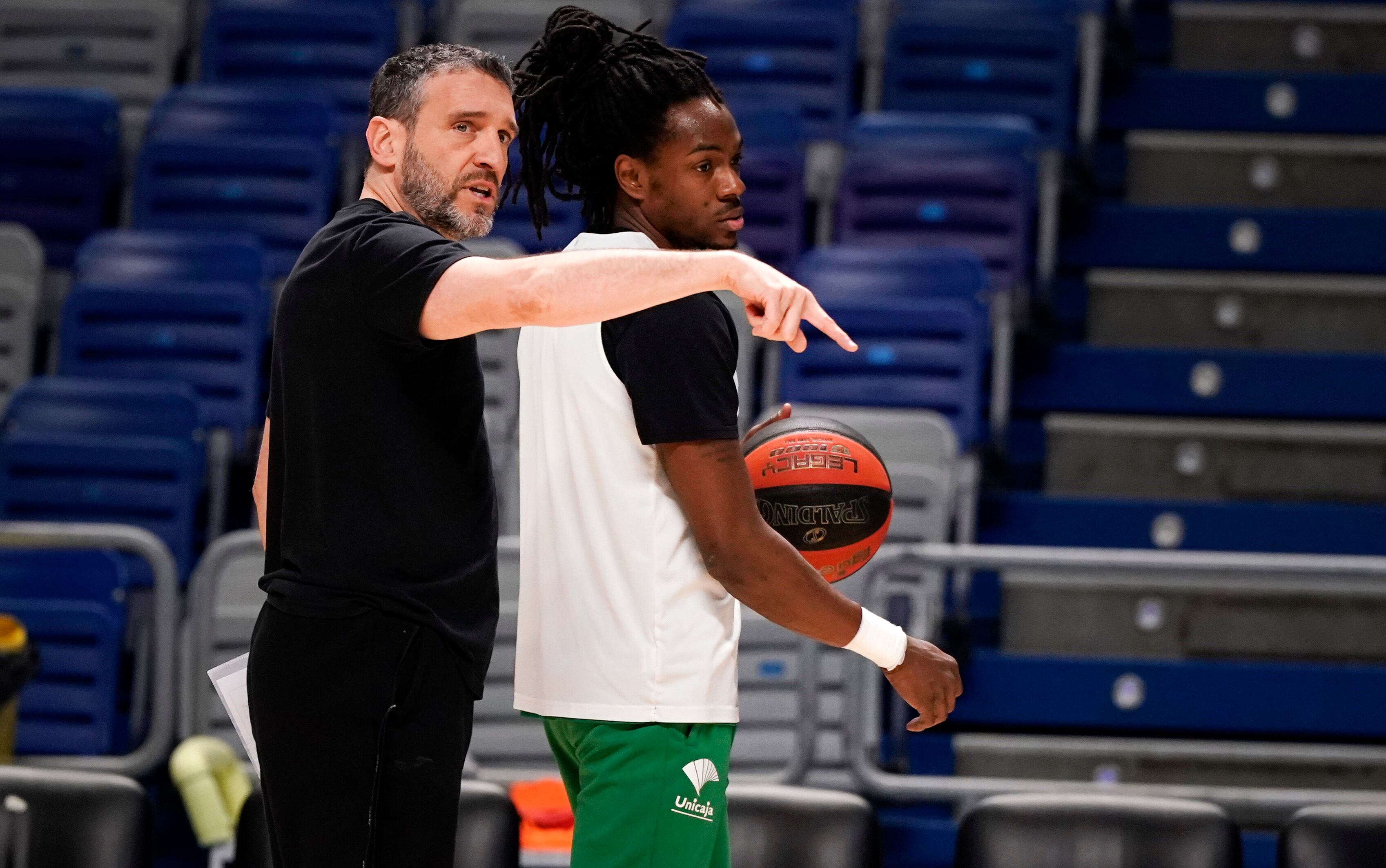 Perry escucha a Ibon Navarro durante un entrenamiento del Unicaja