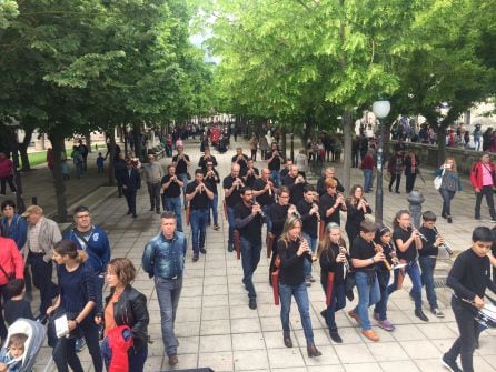 La Escuela de Dulzaina de Cuéllar durante el pasacalles del Día de la Provincia