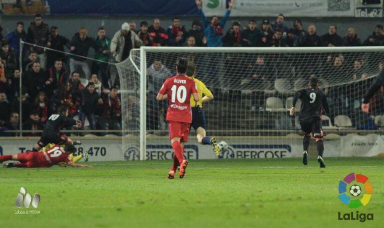 Fran Carbia marca un gol a l'Atlético de Madrid en el partit d'anada a Reus.