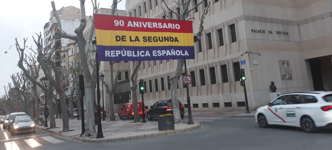 Imagen de hace unas semanas de la bandera que conmemoraba el 90 aniversario de la II Republicana