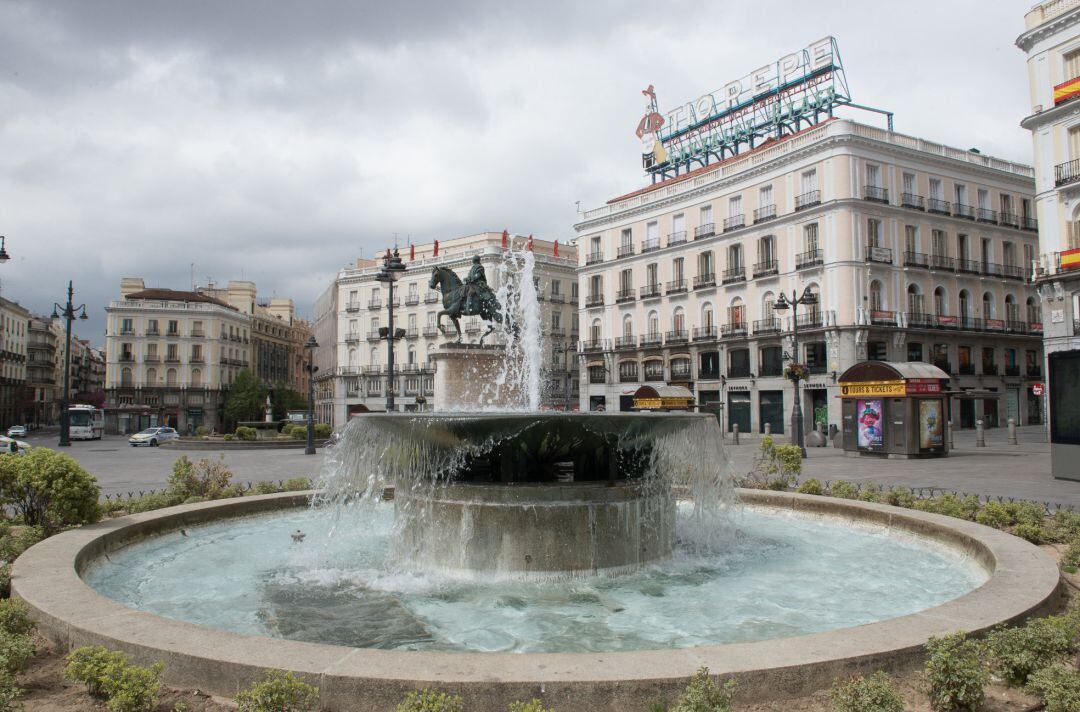La Puerta del Sol totalmente vacía durante el sexto día de confinamiento por coronavirus en el país.