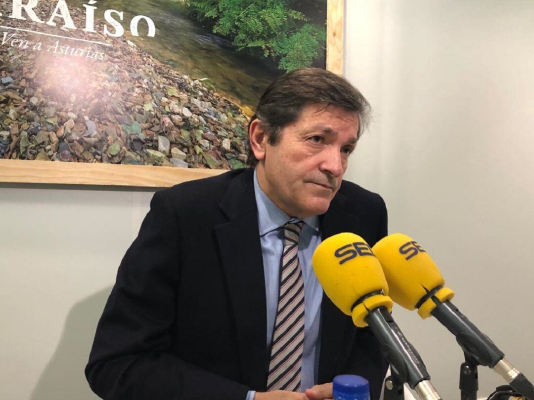 El presidente del Principado, Javier Fernández, interviene en Hoy por Hoy Gijón desde FITUR