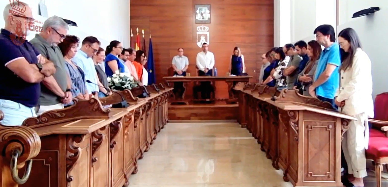 Minuto de silencio en memoria de la concejala Amparo Pino, en el Pleno Extraordinario del Presupuesto Municipal 2025