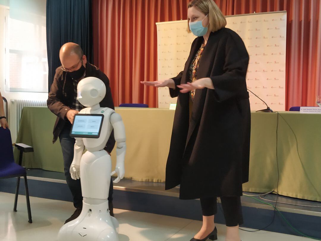 La Consejera de Familia junto al robot de Los Royales