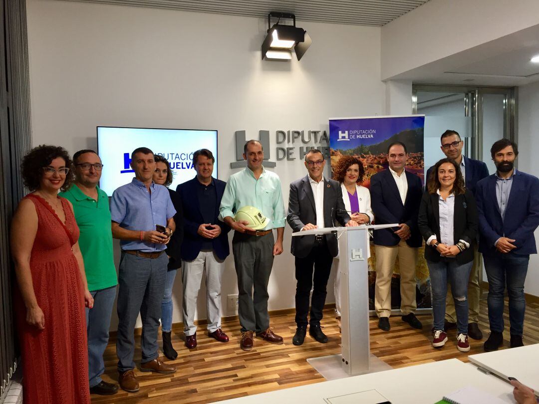 Foto de familia de la presentación de la presencia onubense en el III Salón de la Minería Metálica.