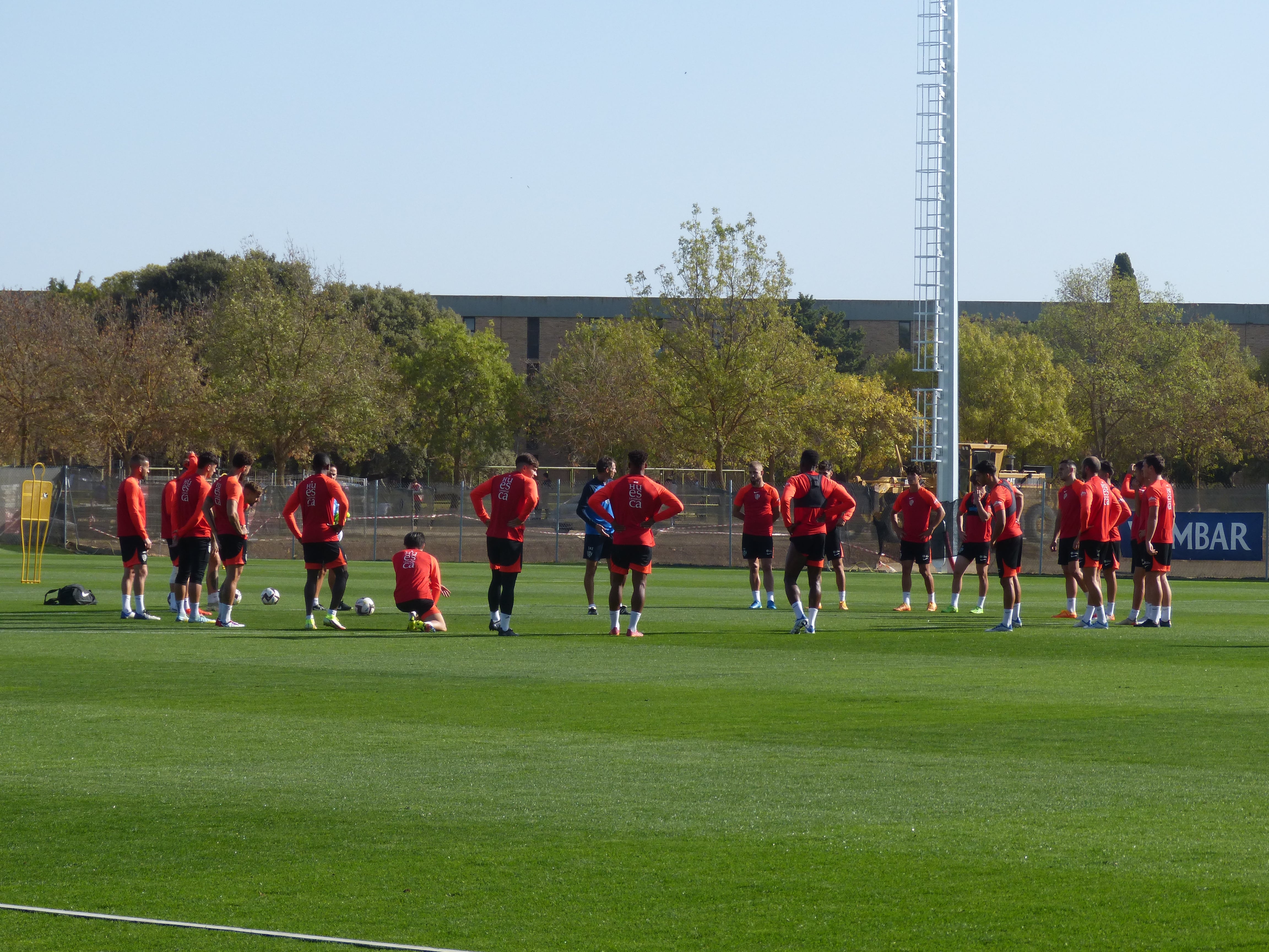 Ziganda habla con sus jugadores durante un entrenamiento