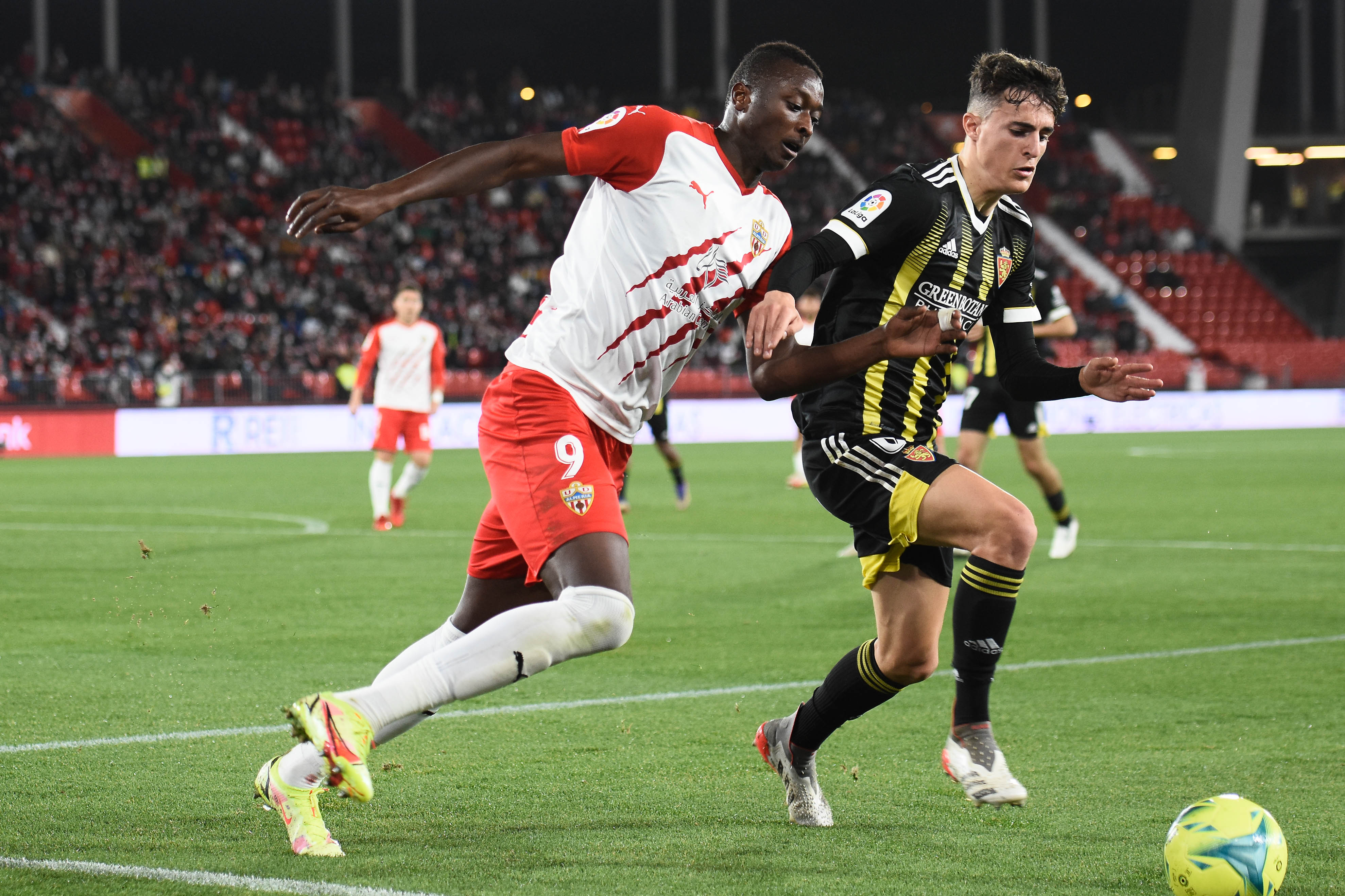 Francés pugna con Sadiq en un Almería-Real Zaragoza.