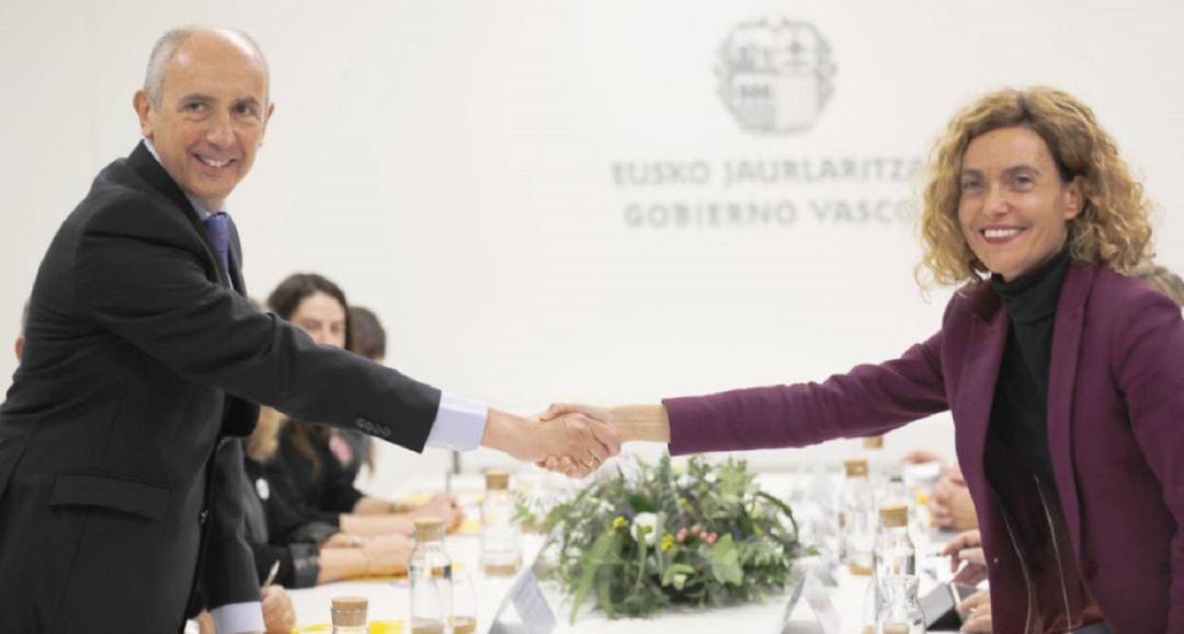 La ministra de Política Territorial y Función Pública, Meritxell Batet, se da la mano con el consejero de Gobernanza Pública y Autogobierno, Josu Erkoreka, tras los acuerdos alcanzados en la reunión de la Comisión Mixta de Transferencias Estado-País Vasco, a finales del pasado año.