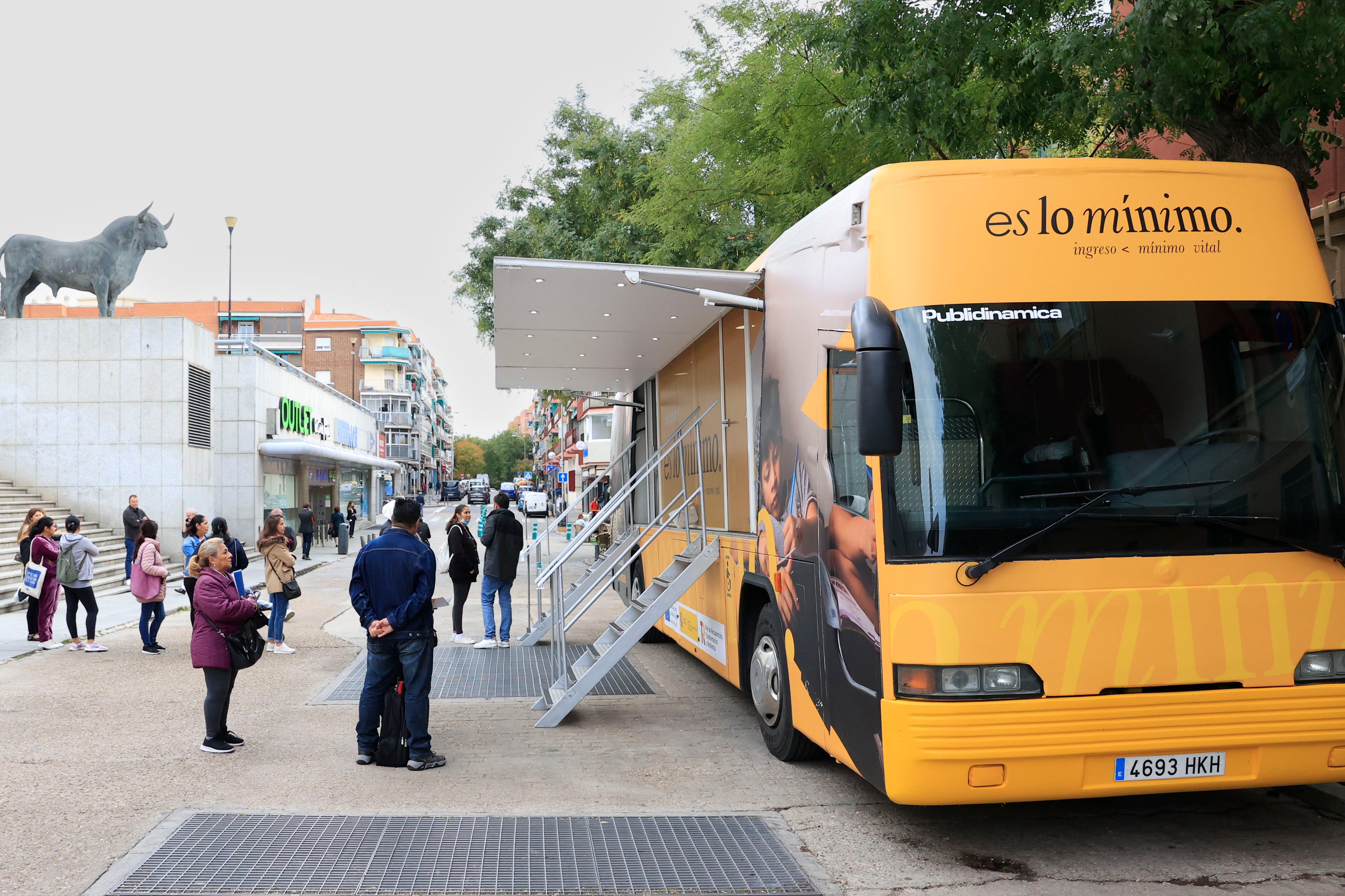 Vista del autobús informativo del Ingreso Mínimo Vital, que está recorriendo España para informar a los ciudadanos interesados sobre qué requisitos hay que reunir y cómo solicitar el IMV. EFE/ Zipi