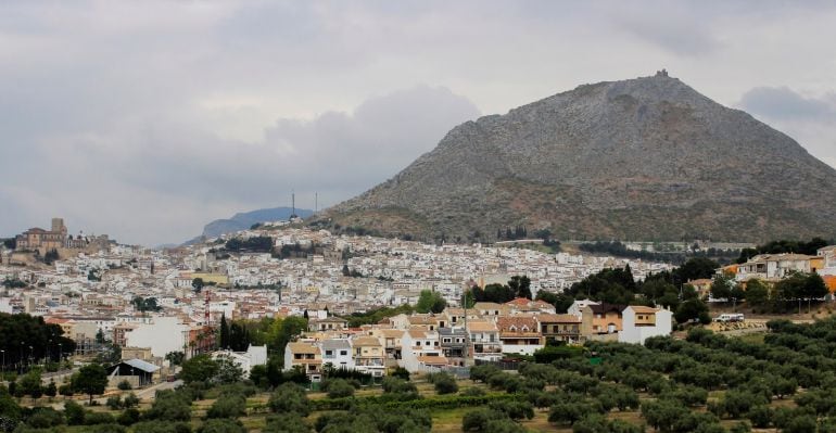 Panorámica de Martos con la famosa Peña al fondo.