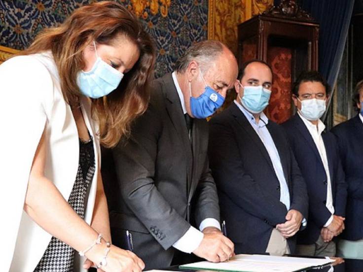 Carmen Crespo y José Ignacio Landaluce, durante la firma del protocolo.