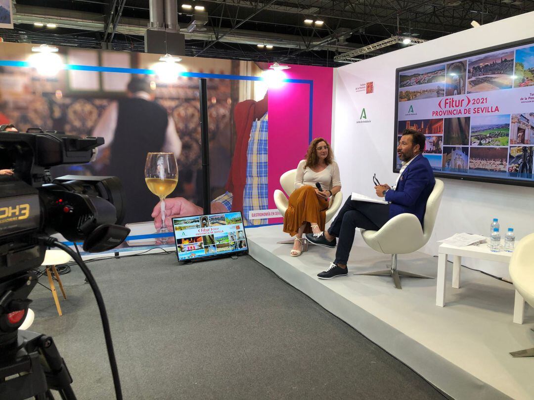 La vicepresidenta de Prodetur, Manuela Cabello, junto al comunicador Pepe da Rosa durante el programa de presentación de iniciativass turísticas en Fitur.
