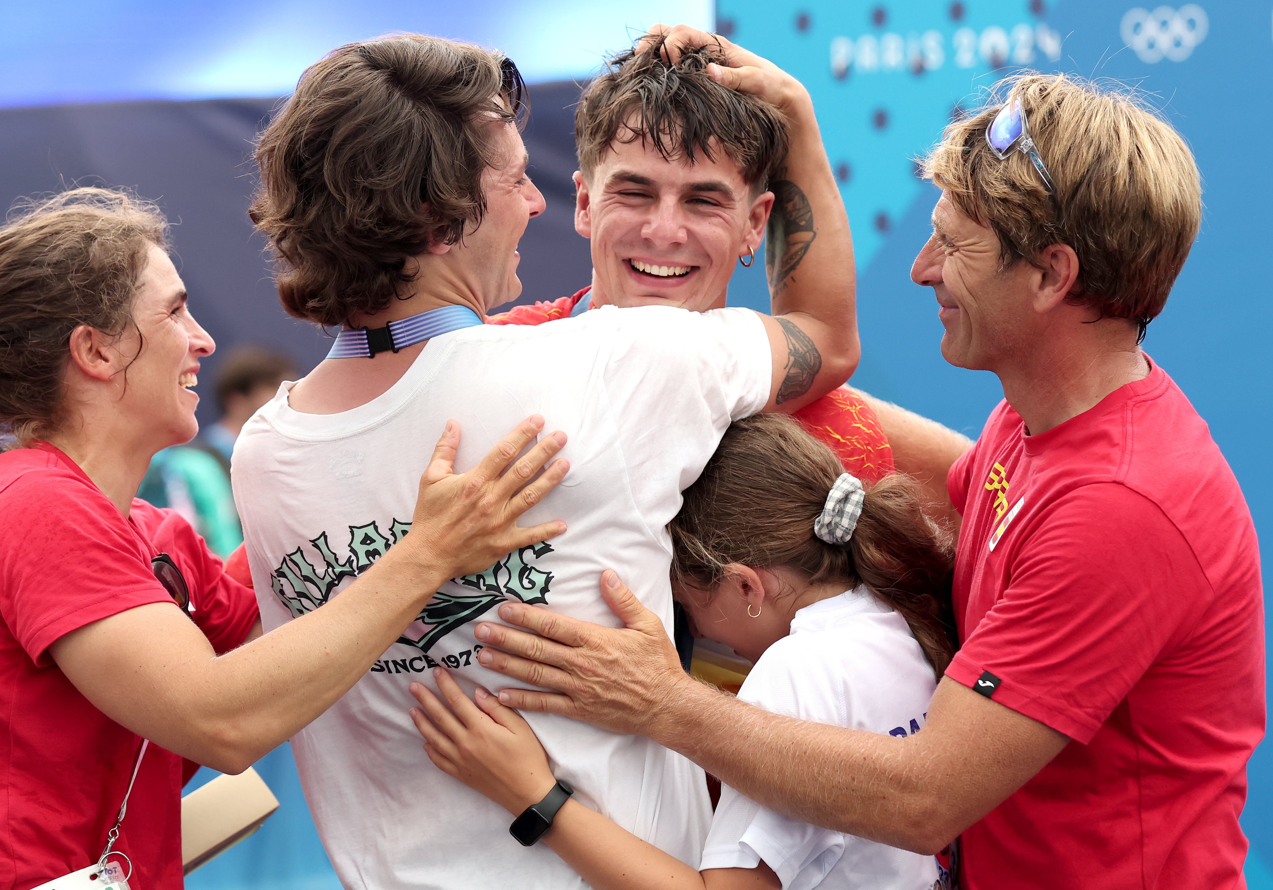 Vaires-sur-marne (France), 01/08/2024.- Pau Echaniz of Spain is celebrated after winning bronze in the final of the Men Kayak Single competition in the Paris 2024 Olympic Games at the Vaires-sur-Marne Nautical Stadium, in Vaires-sur-Marne, France, 01 August 2024. (Francia, España) EFE/EPA/ALI HAIDER
