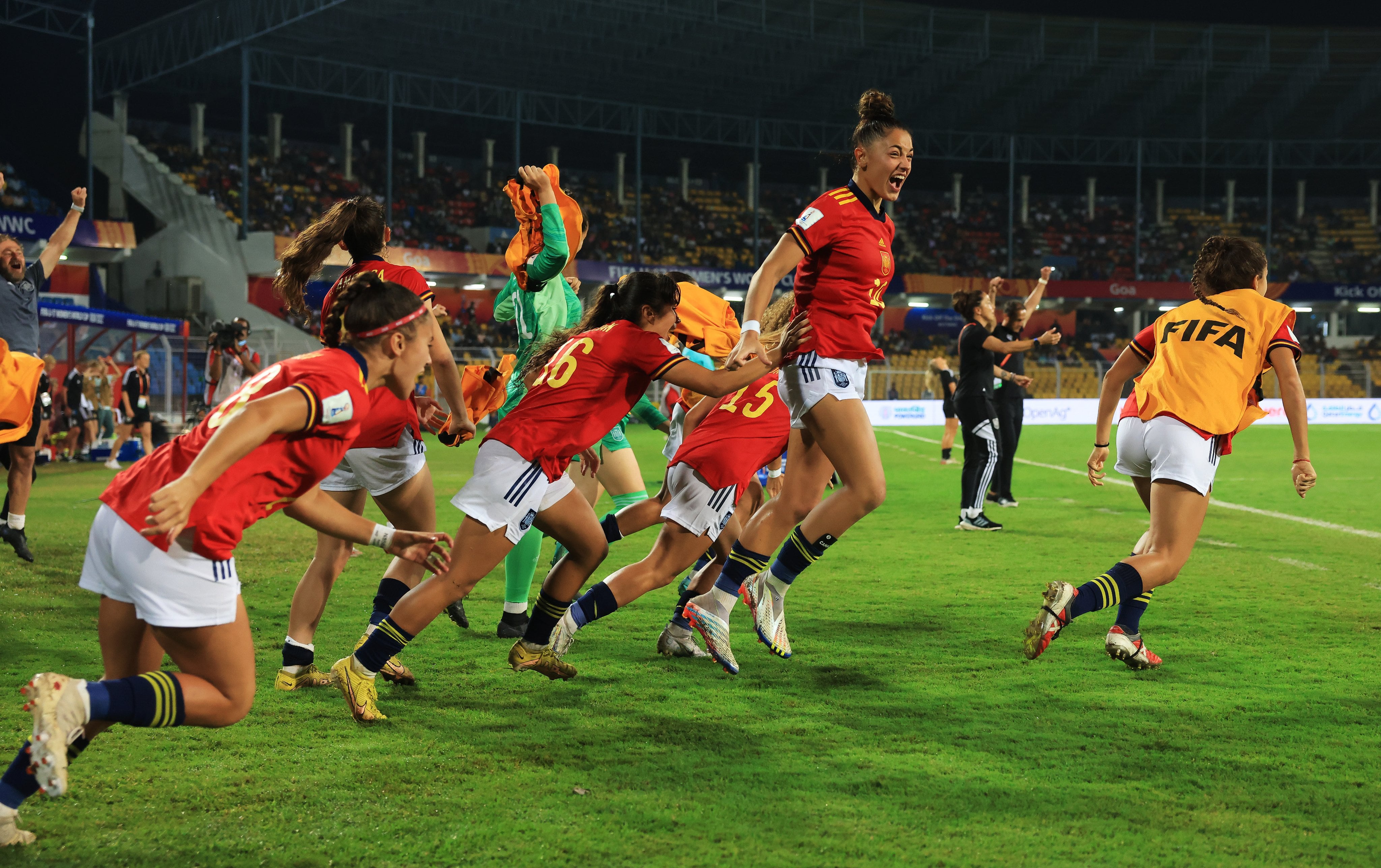 Las jugadoras de la selección española sub'17 saltan al campo al término del partido. / Foto: RFEF