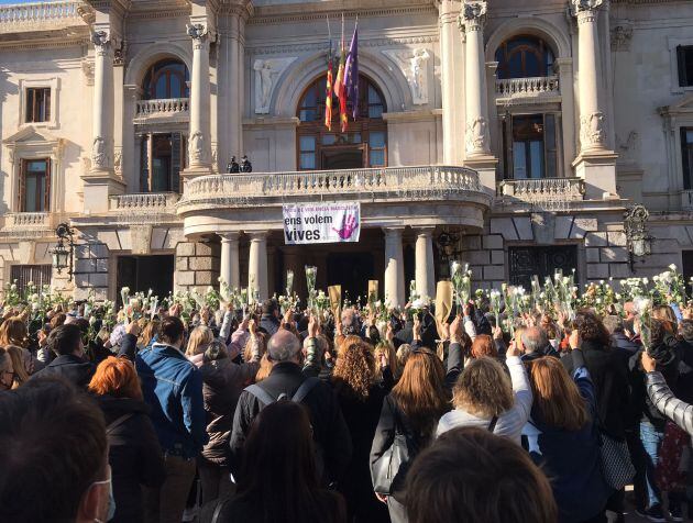 Asistentes al minuto de silencio de este jueves