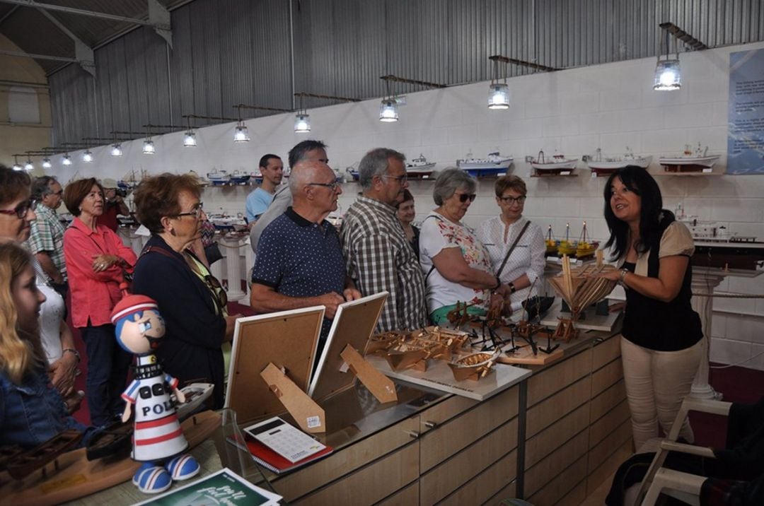 Visita a la exposición de maquetas de barcos en el Grau de Gandia, dentro de las actividades de la UPG. 