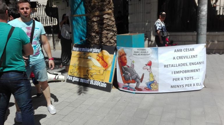 Protesta de la Policía Local de Crevillent durante el pleno de junio de la Diputación