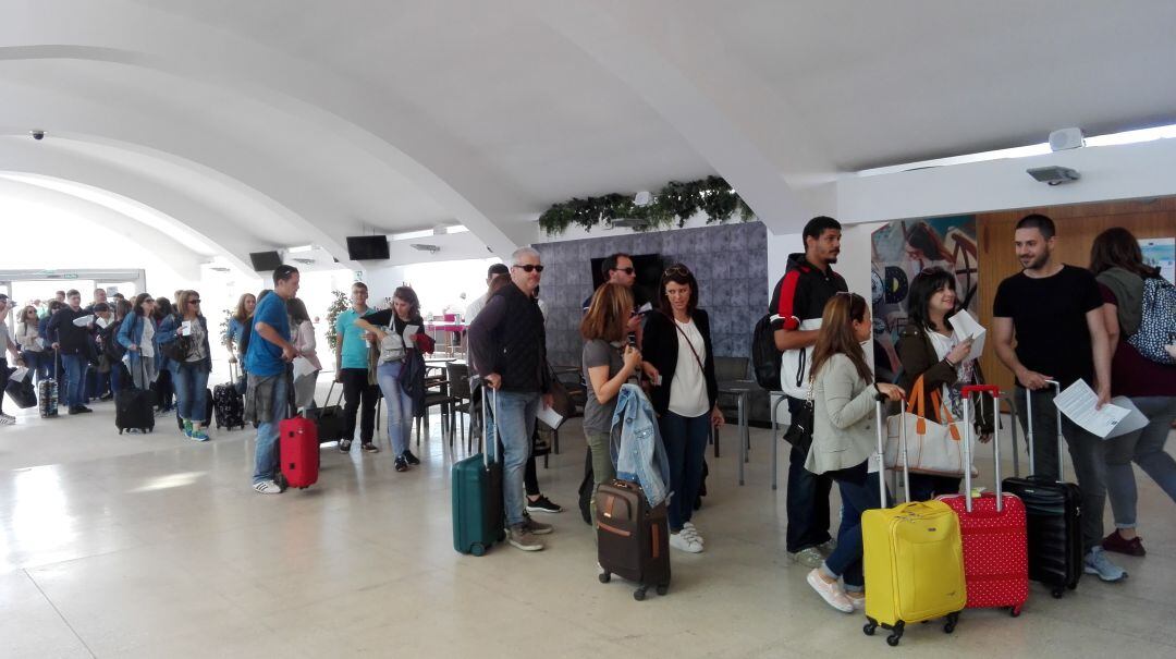 Un grupo de turistas de crucero hace cola para desembarcar en el Puerto de Alicante.