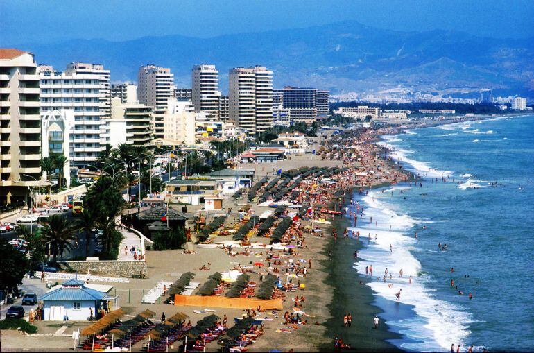 La localidad de Torremolinos con numerosos turistas en sus playas