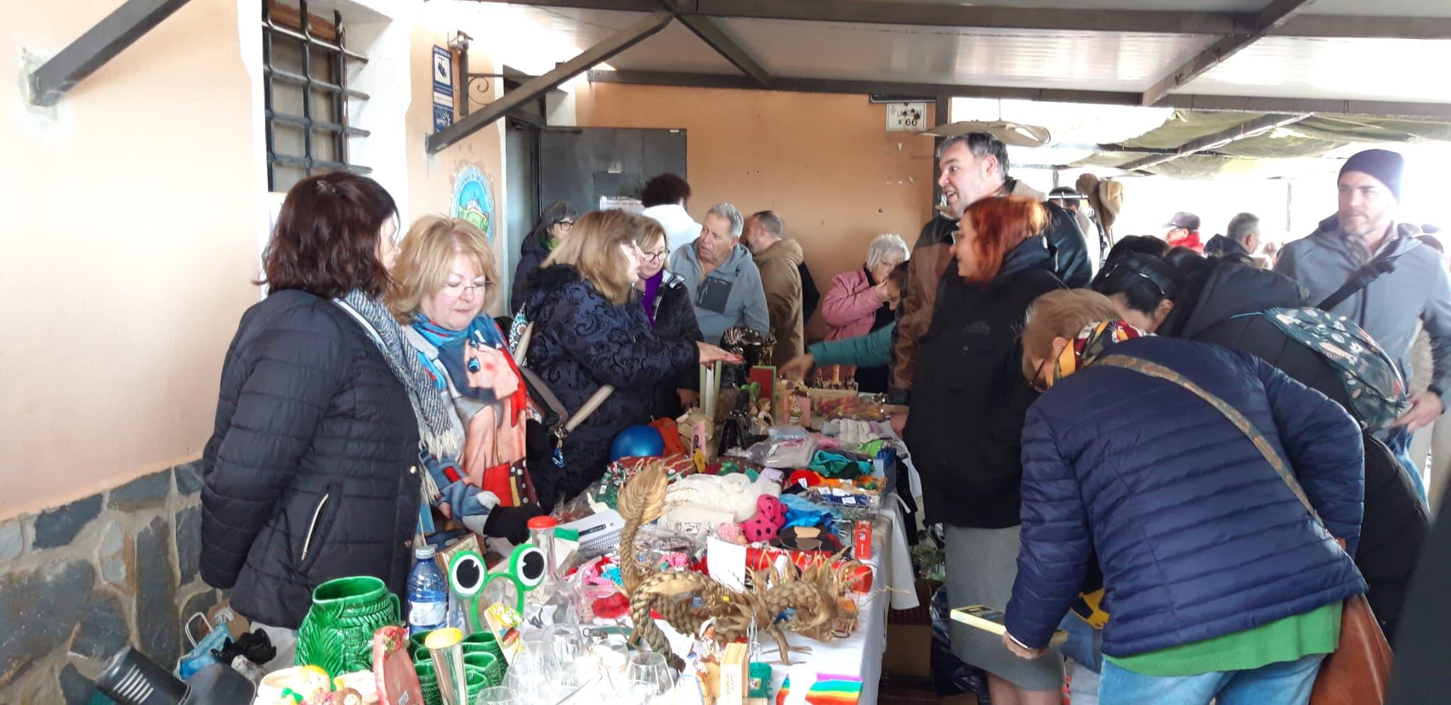 Mercadillo vecinal solidario en Las Cruces