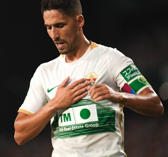 Fidel, uno de los capitanes del Elche, se toca el escudo durante un partido