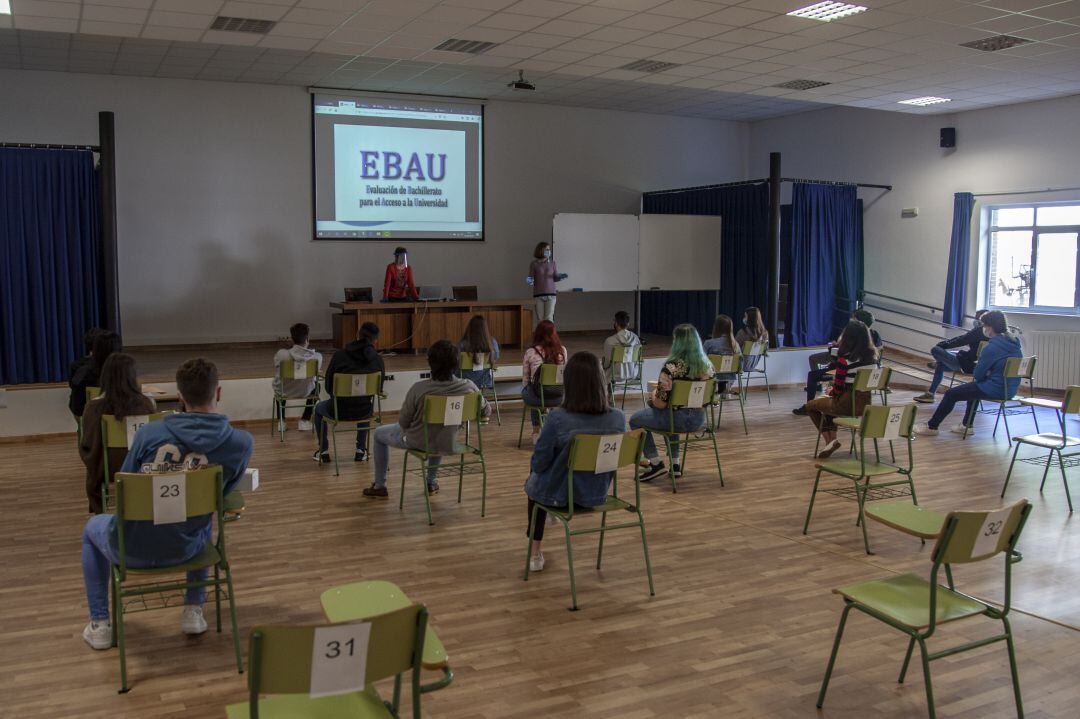 Casi 8.000 estudiantes se examinan de la EBAU en la Región