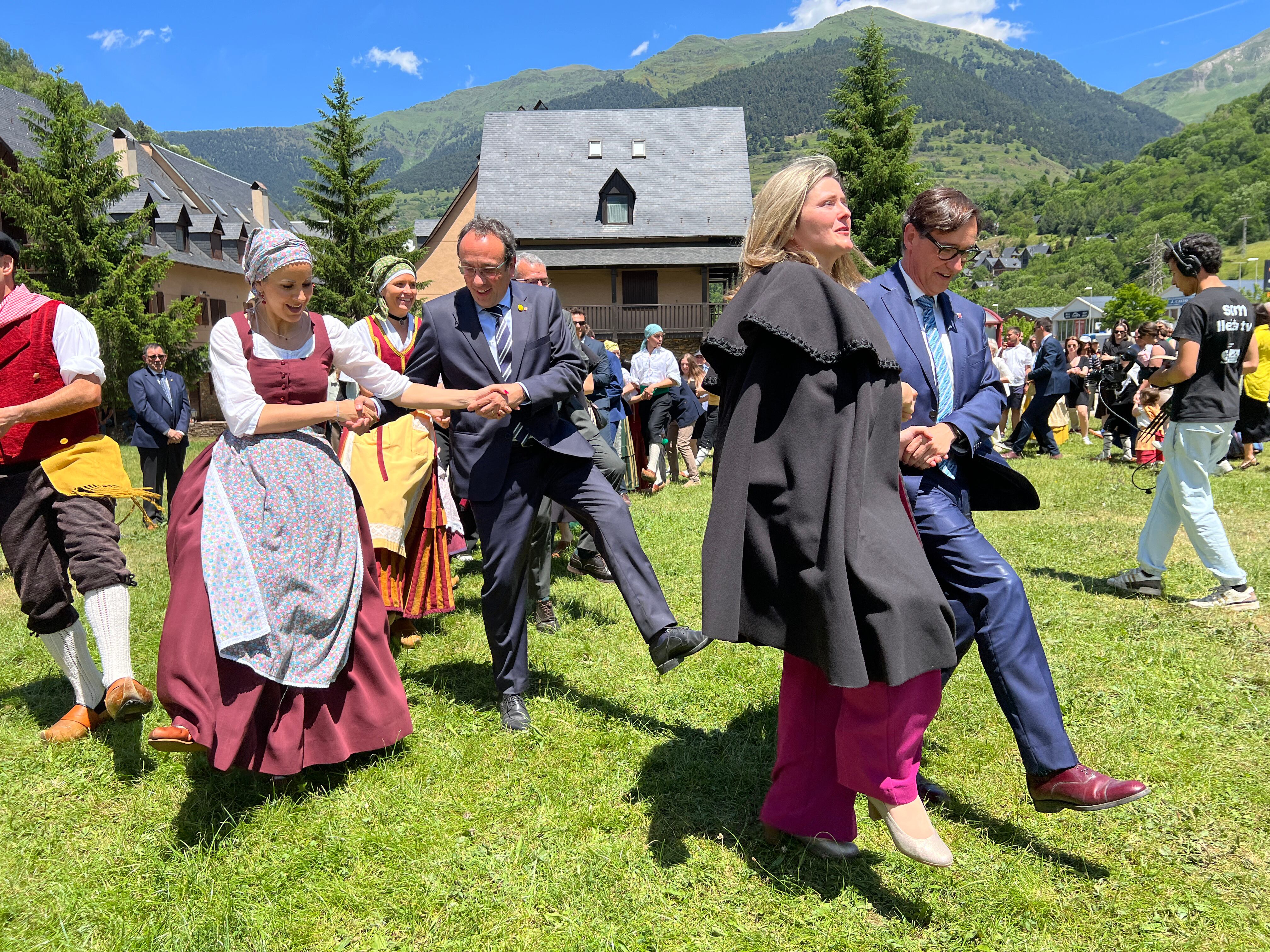 Un dels rituals obligats de la celebració de l'Hèsta d'Aran és fer un ball, com han fet la síndica, Salvador Illa i Josep Rull. Foto: ACN.