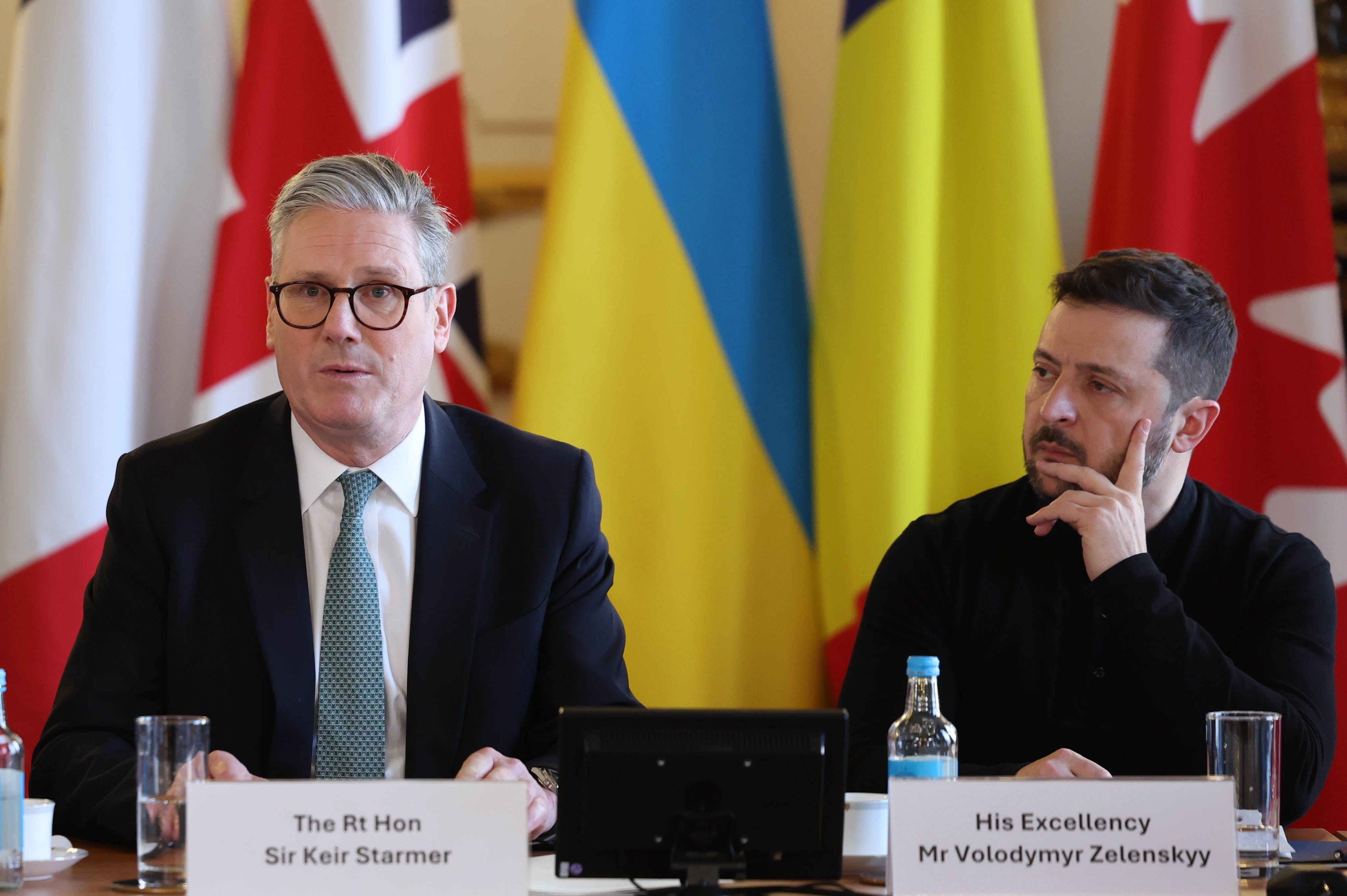 El primer ministro británico, Keir Starmer, y el presidente ucraniano, Volodímir Zelenski, durante la reunión entre líderes europeos para tratar la paz en Ucrania celebrada en Londres este domingo. EFE/EPA/NEIL HALL/POOL