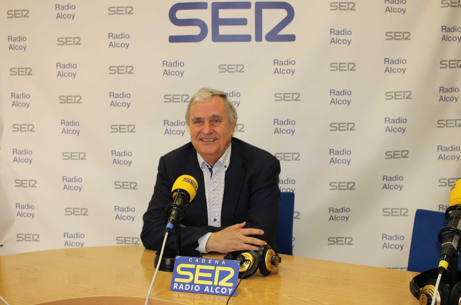 El investigador y físico Juan Fuster, en el estudio central de Radio Alcoy