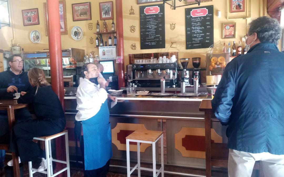 Manuel Oliva atiende a sus clientes en el popular Bar Taquilla