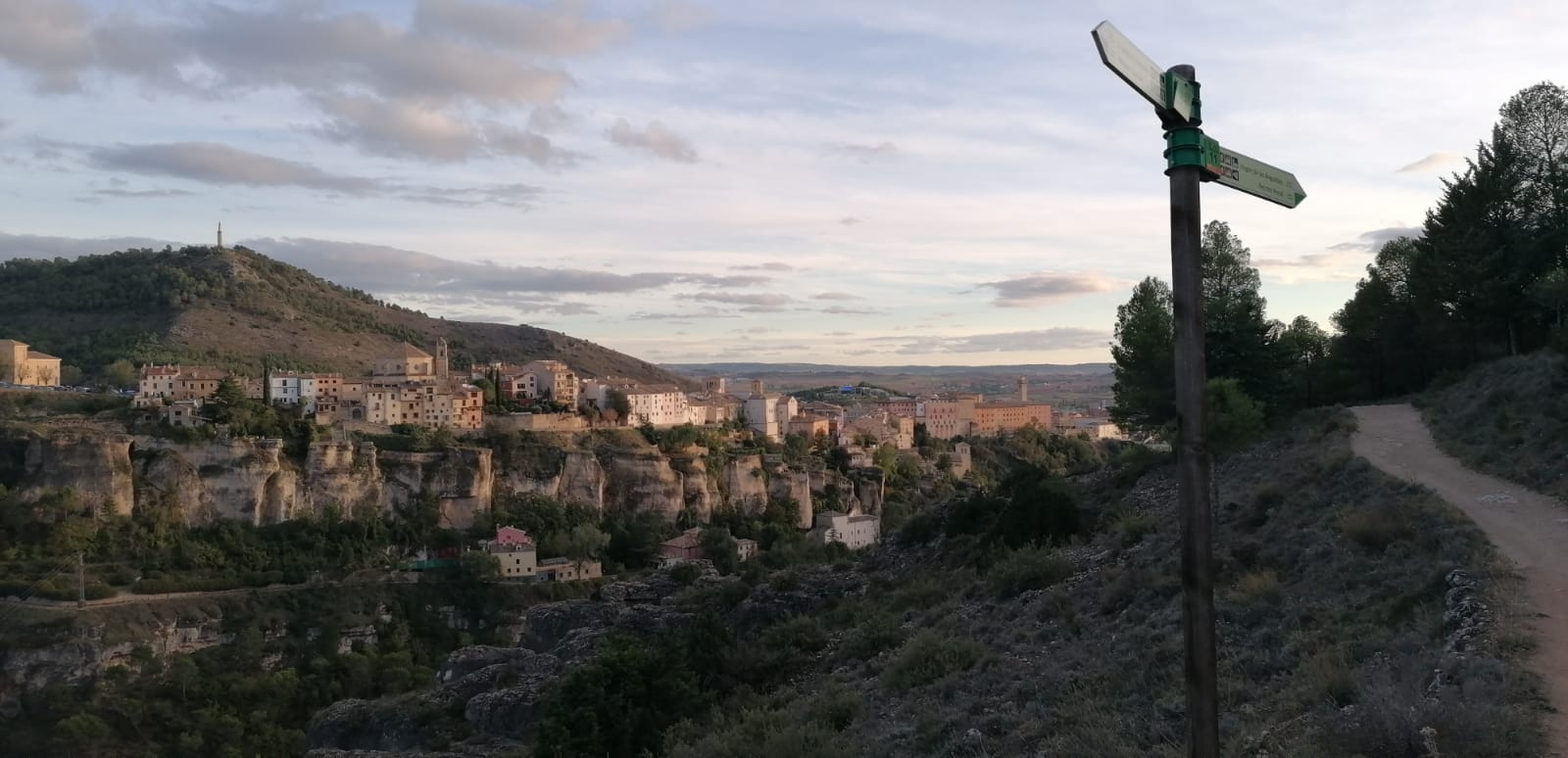 Vista de la ciudad de Cuenca desde el camino de la ermita de San Julián en la hoz del Júcar.