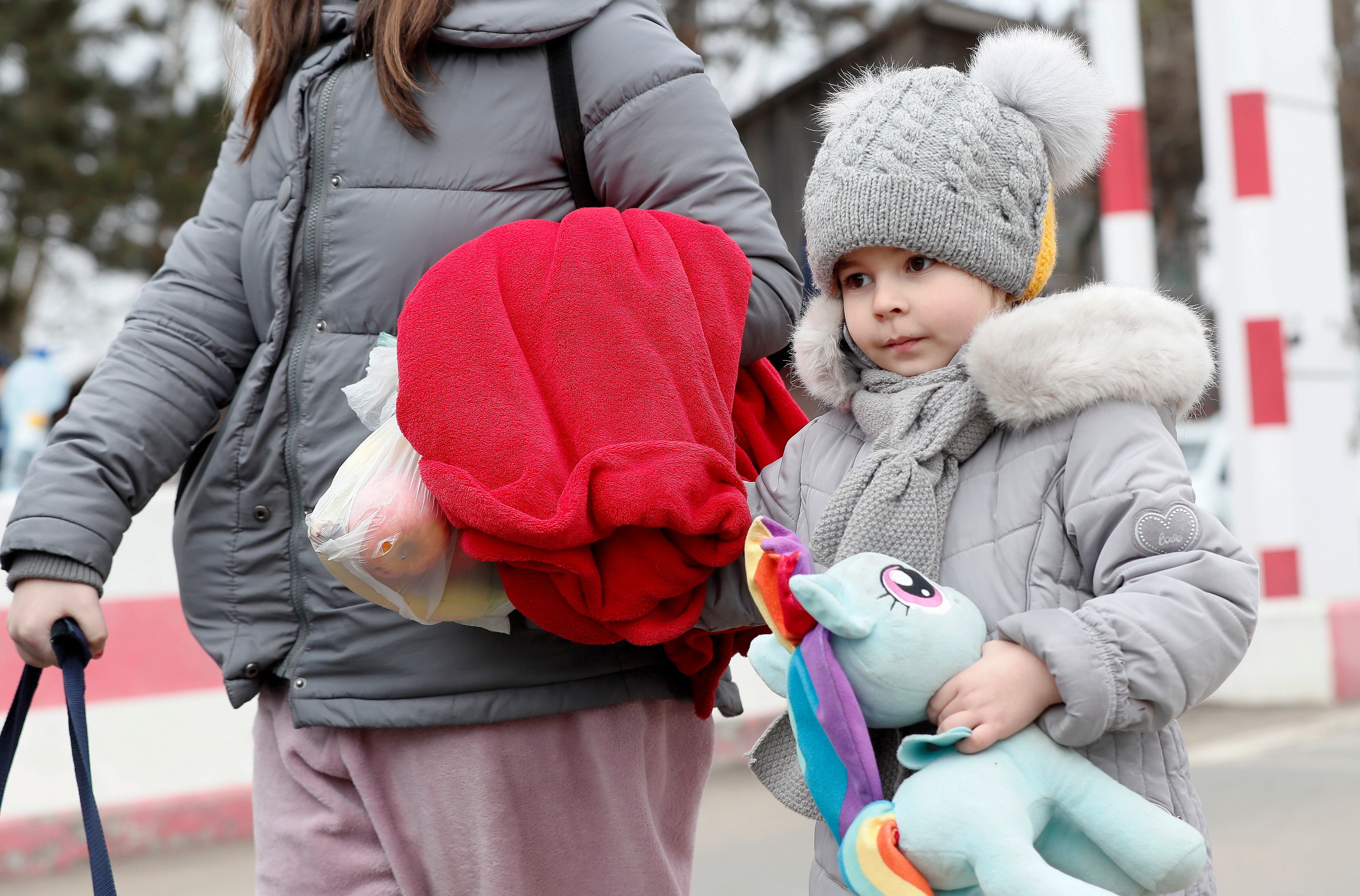 Una niña se dirige hacia Rumanía, abandonando Ucrania.