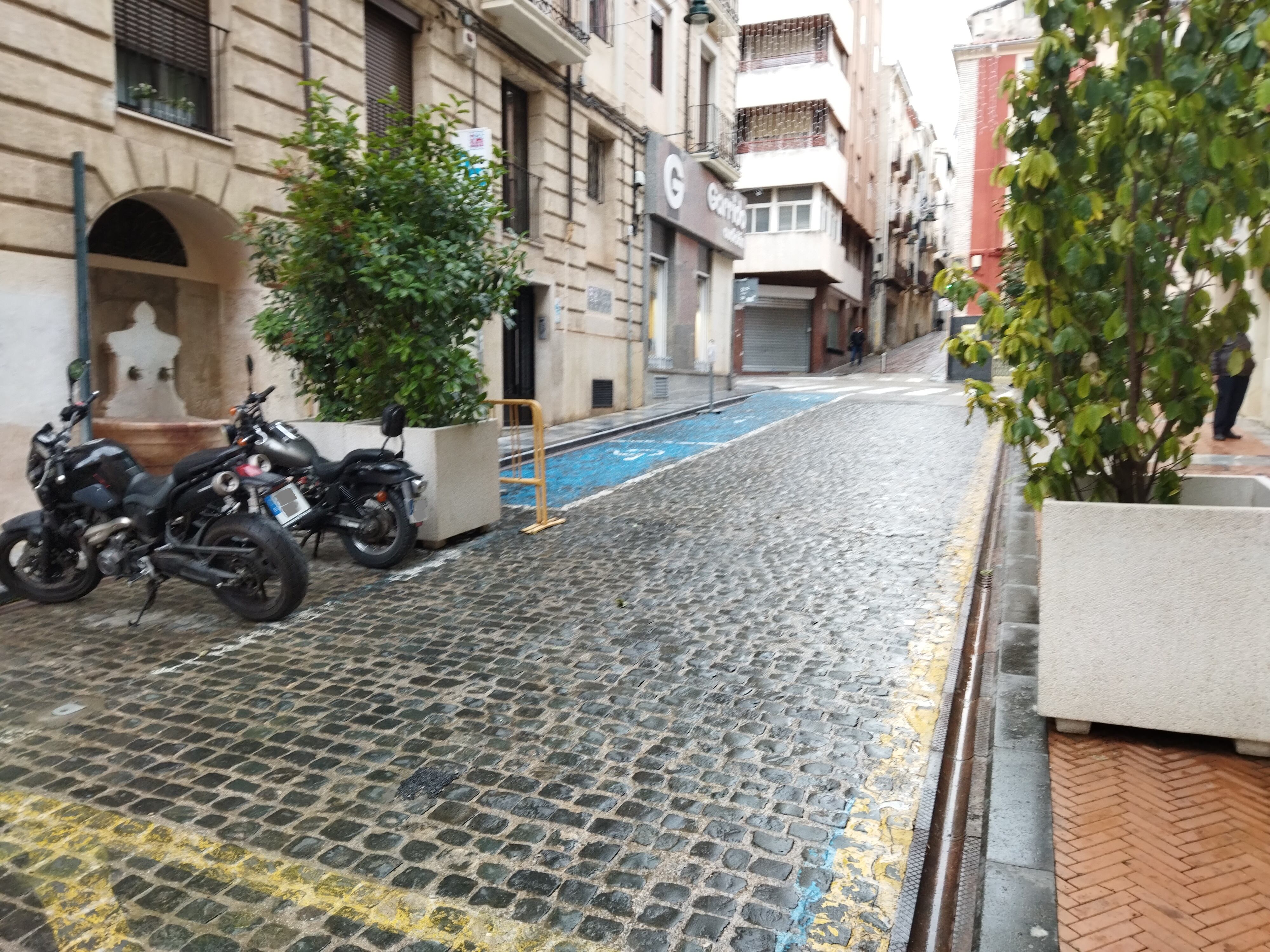 La calle Mossén Torregrosa ya está abierto al tráfico tras desplazar las dos jardineras que antes limitaban el paso de vehículos.