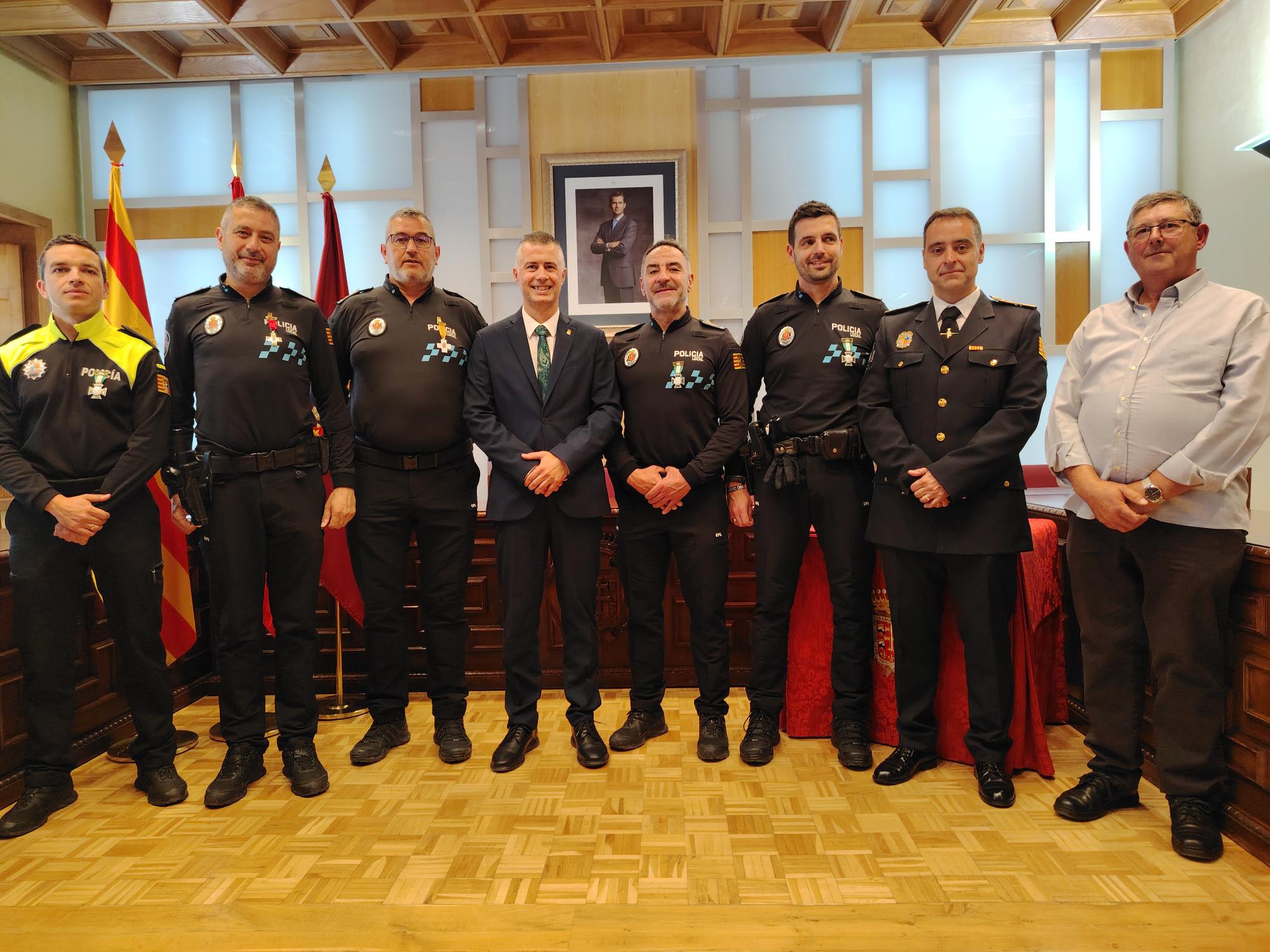 Foto de familia de los galardonados junto al alcalde y al jefe de la Policía Local de Jaca
