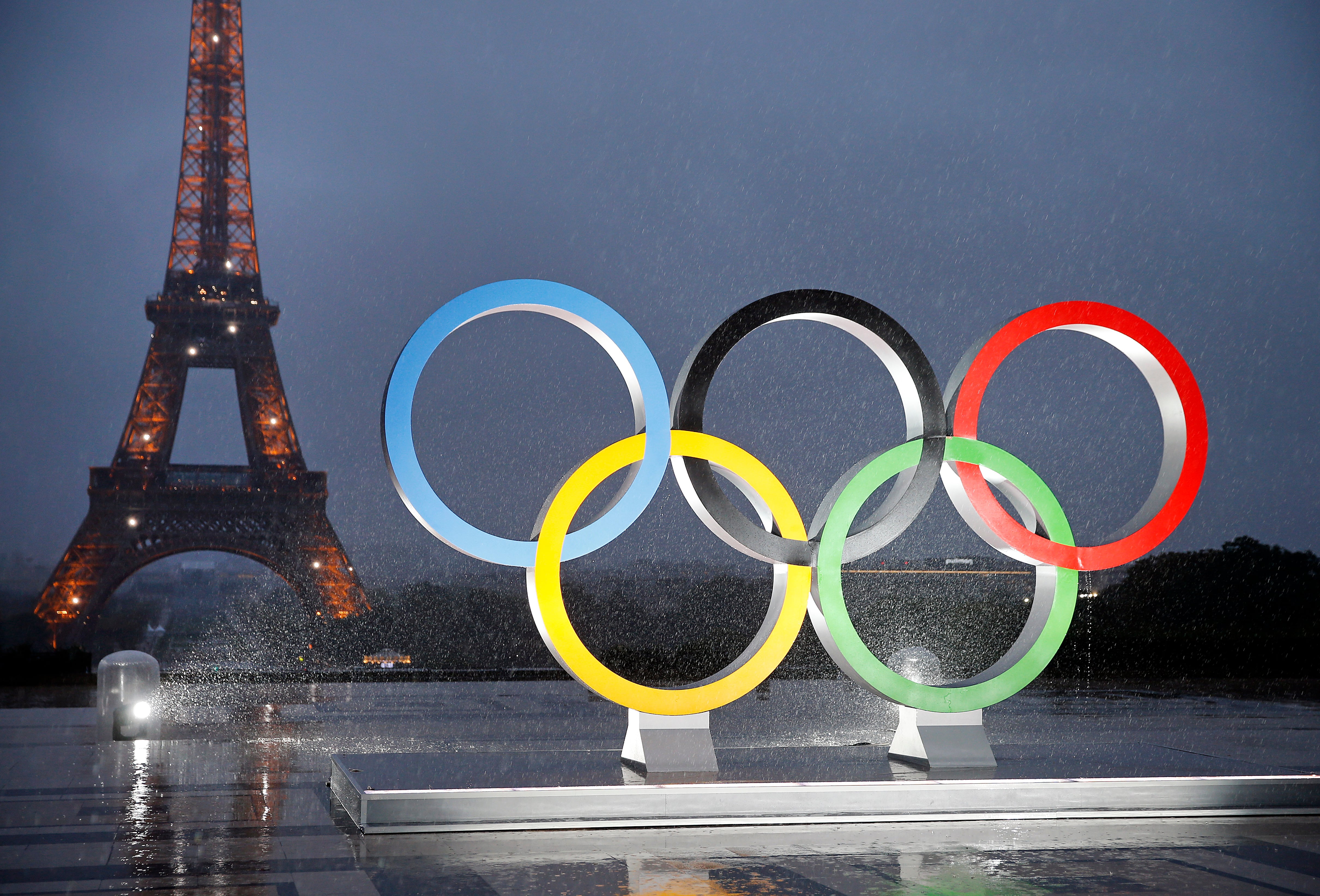 Los aros olímpicos lucen con la Torre Eiffel de París de fondo