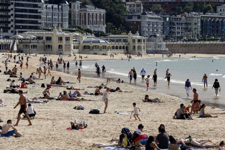 Numerosos donostiarras han disfrutado de una jornada veraniega en la playa de La Concha de San Sebastián, donde hoy el viento sur ha elevado la temperatura por encima de 25ºC. 