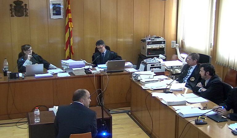 Captura de vídeo de la declaració de l'exalcade de Roda de Berà Pedro José Figueiredo el 17 de desembre del 2015 a l'Audiència de Tarragona. (Horitzontal)