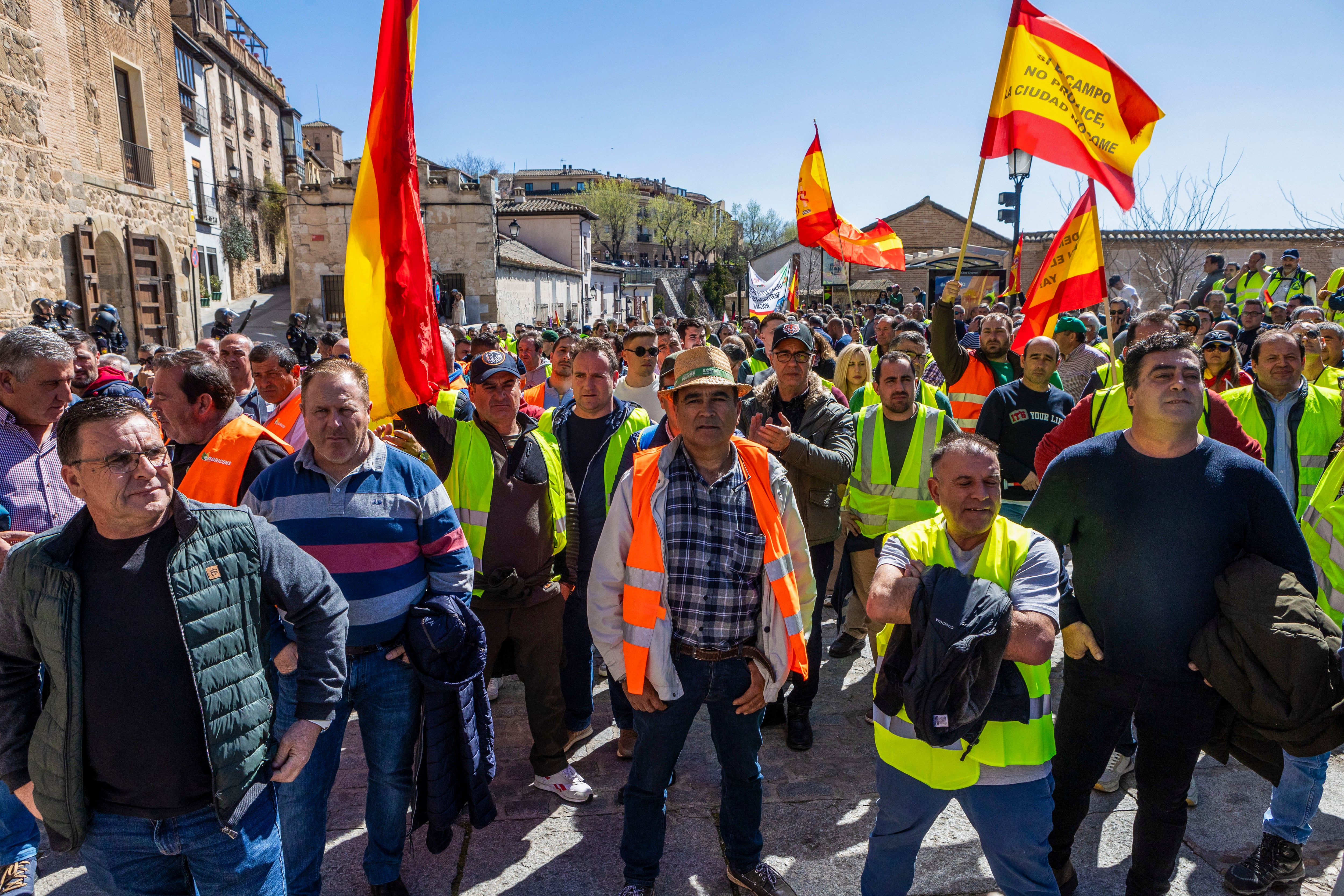 TOLEDO, 12/03/2024.- Unión de Uniones comienza una tractorada que recorre este martes, varias calles de Toledo para denunciar la crisis del sector primario. Los manifestantes tienen previsto llegar al aparcamiento de Santa Teresa a las 11.00 horas, ir a pie hasta la Consejería de Agricultura (12.30) y llegar al Palacio de Fuensalida a las 13.30 horas.Imágenes de la llegada de la manifestación a las inmediaciones del Palacio de Fuensalida. EFE/ Ángeles Visdómine
