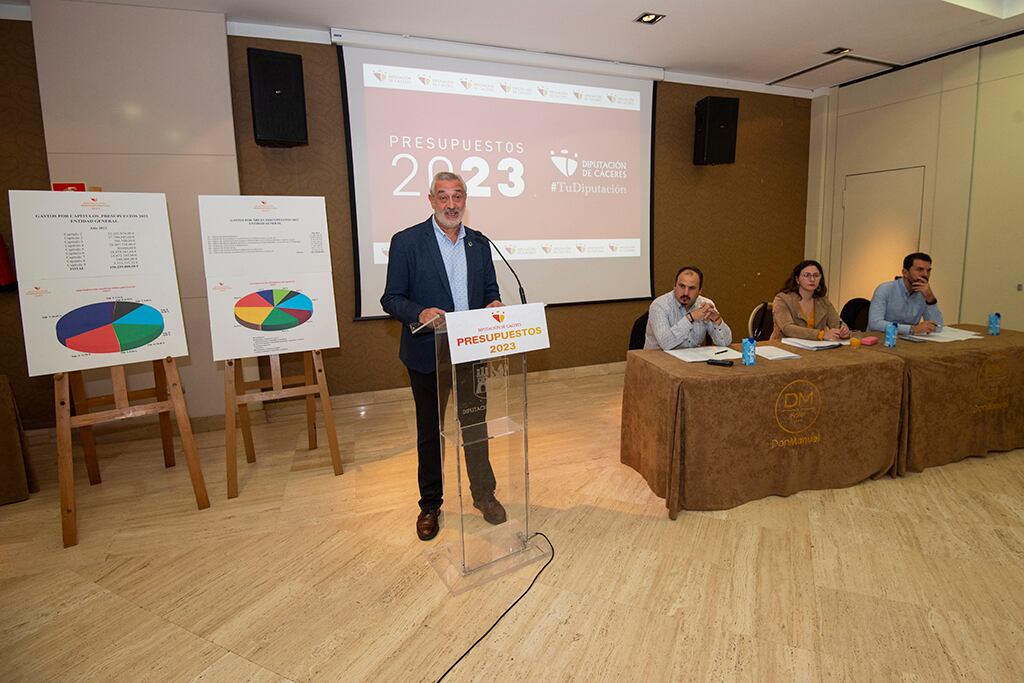 El presidente de la Diputación Provincial de Cáceres, Carlos Carlos, presenta los presupuestos 2023