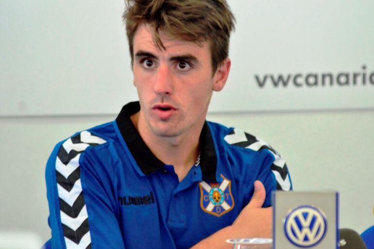 El jugador del CD Tenerife Jon Aurtenetxe confía en revertir la situación actual