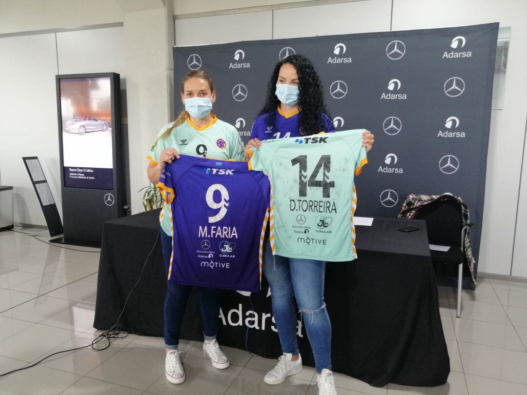 Marizza Faria y Débora Torreira posan con sus camisetas en el concesionario ADARSA.