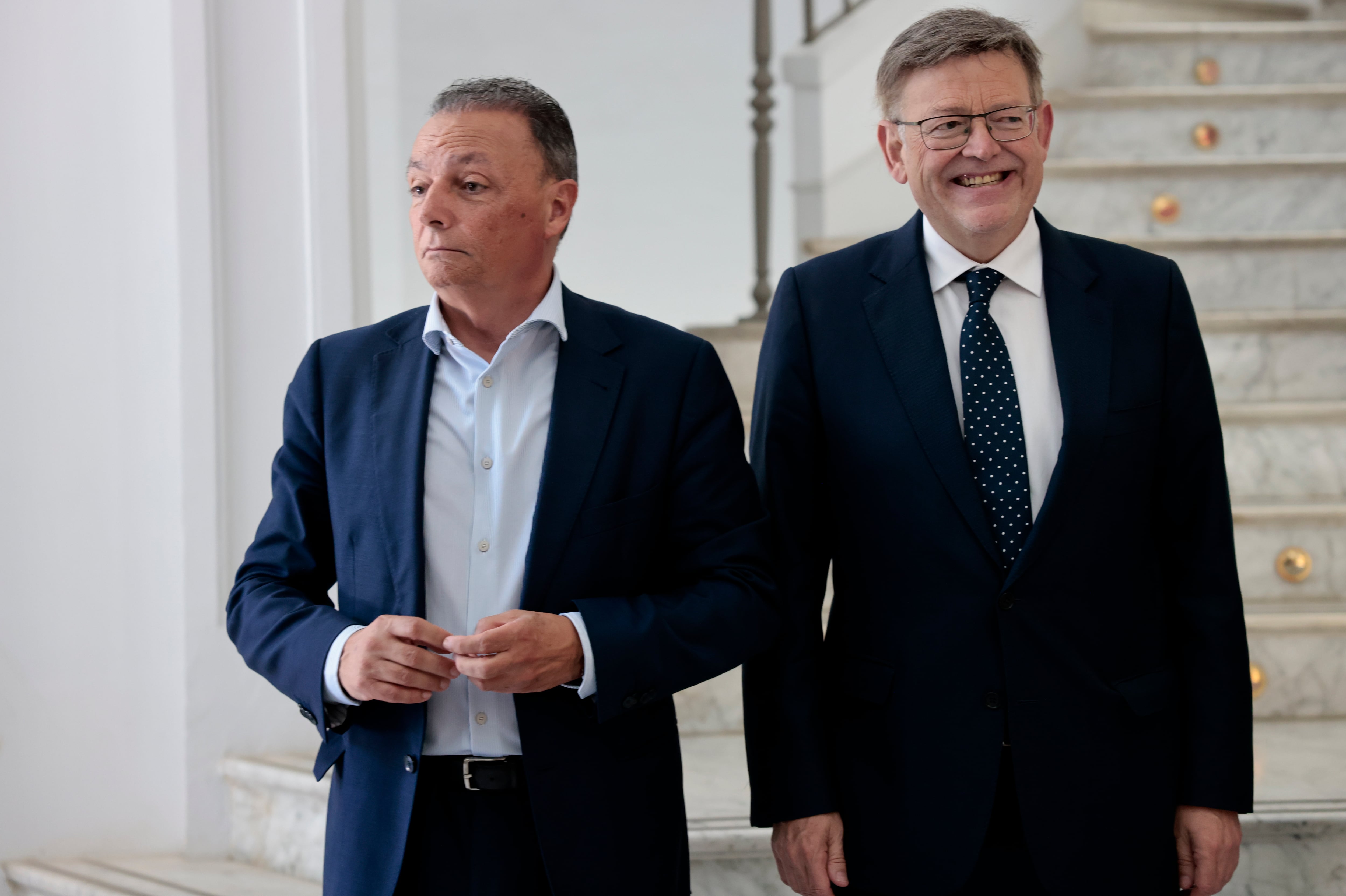 El president de la Generalitat, Ximo Puig, junto al pesidente de la CEV, Salvador Navarro (i), a su llegada al encuentro con este y otros miembros de la Junta Directiva de esta organización empresarial. EFE/Ana Escobar